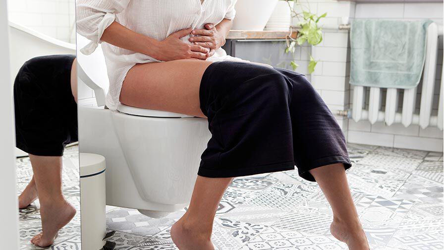 mulher a sentir desconforto vaginal ou comichão